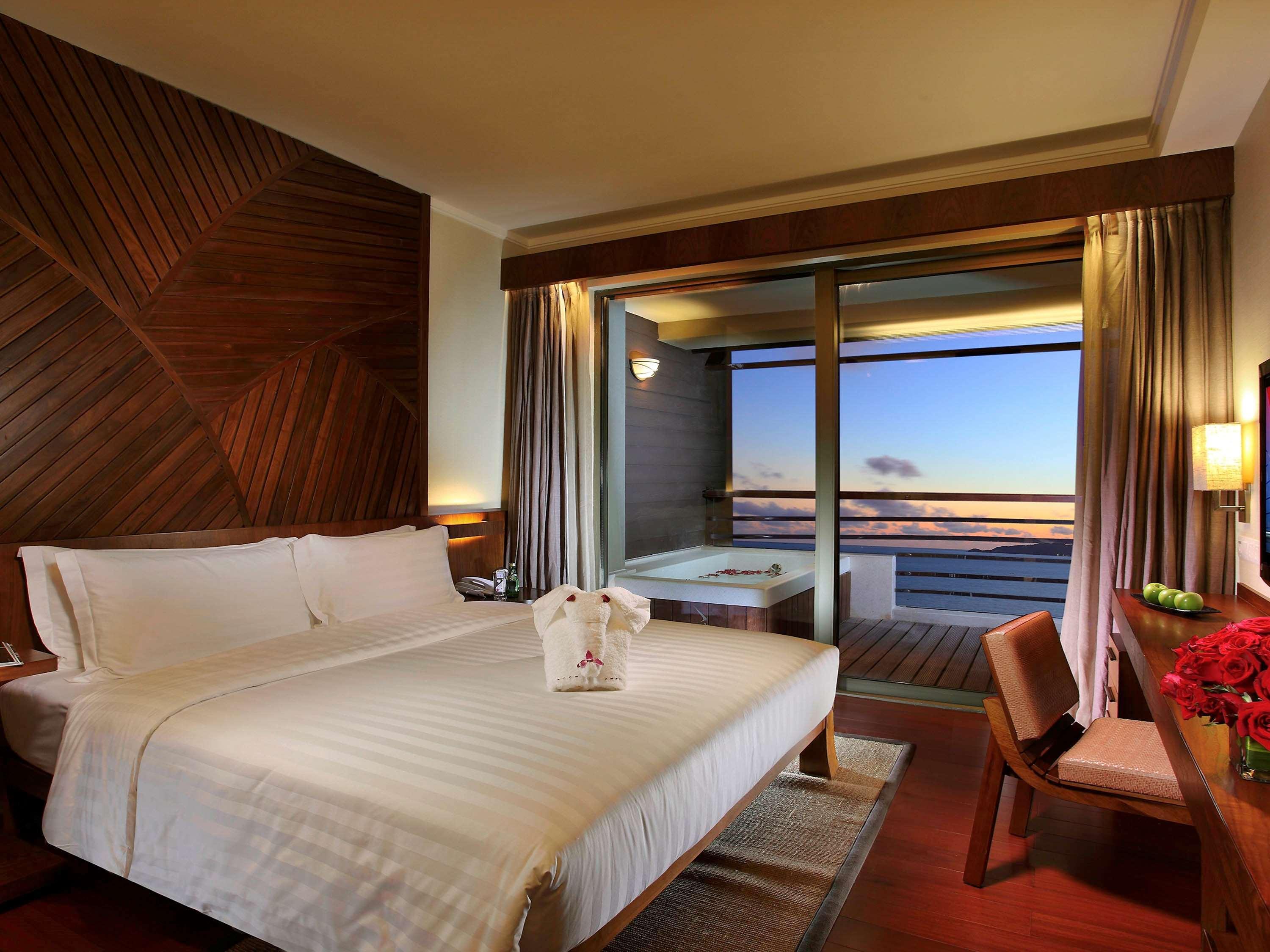 Pullman Oceanview Sanya Bay Resort & Spa Екстериор снимка